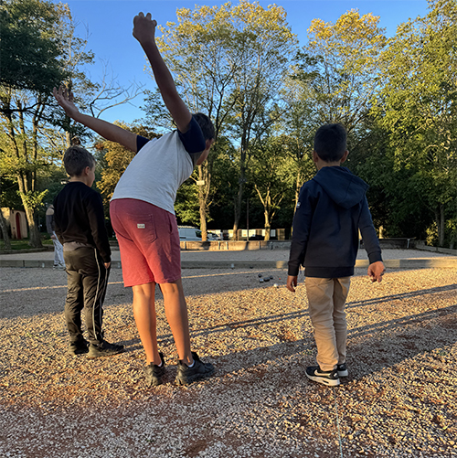 ecole-de-petanque_equipe-charnay3 Enfants jouant à la pétanque - école de pétanque Charnay en Beaujolais